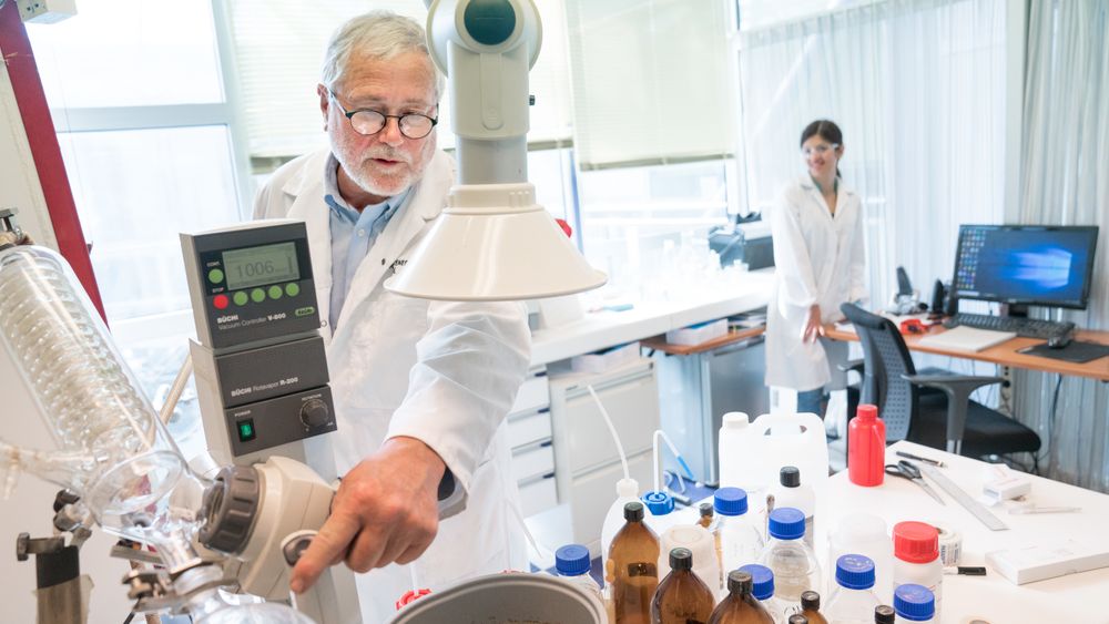 Legemiddelgründer og oppfinner Jo Klaveness har et lite laboratorium på Forskningsparken i Oslo.