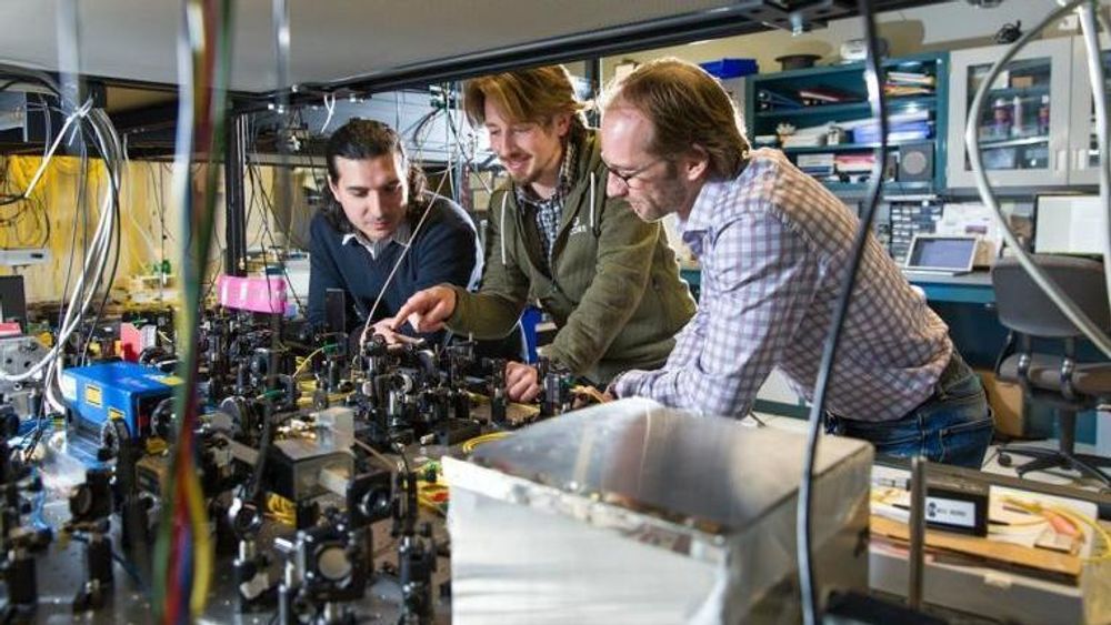 Kvante-teleportering kan være framtiden innen sikker utveksling av data. Her er Wolfgang Tittel og hans gruppe innen kvantekryptering. 