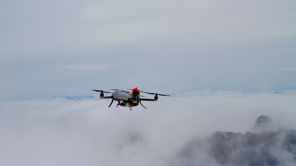 Dette bildet ble tatt 14. mai over fjellet Säntis i Sveits og viser en drone som kan gå opp til 1500 meter for å måle temperatur, vindstyrke- og retning, luftfuktighet og lufttrykk.