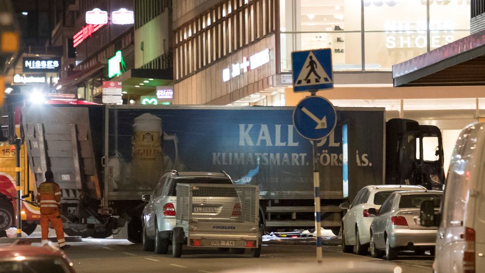 Fem mennesker ble drept da en 40 år gammel usbeker kapret en lastebil og kjørte inn i en gågate i Stockholm i april i fjor. Dette kunne ha vært unngått om man hadde tatt i bruk ny teknologi, mener svenske myndigheter og lastebilprodusenter.