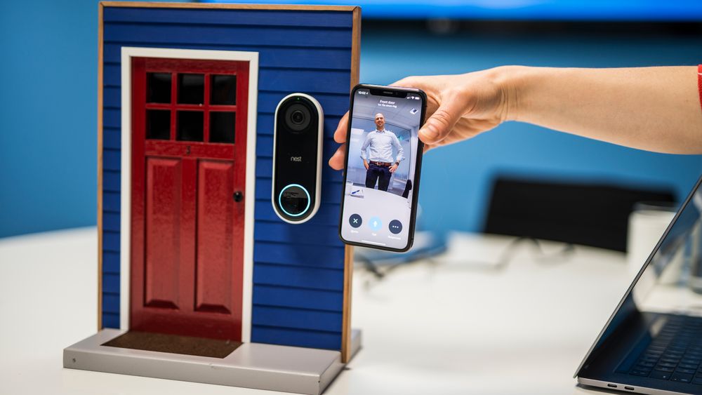 Nest Hello, Google-selskapets kameraringeklokke, kommer nå til Norge. Kameraet skal kjenne igjen venner og familie ved hjelp av avanserte Google-algoritmer. her har Nests produktsjef Joost van Hoof trykket på ringeklokka. Brukeren får da bildet opp på telefonen sin.