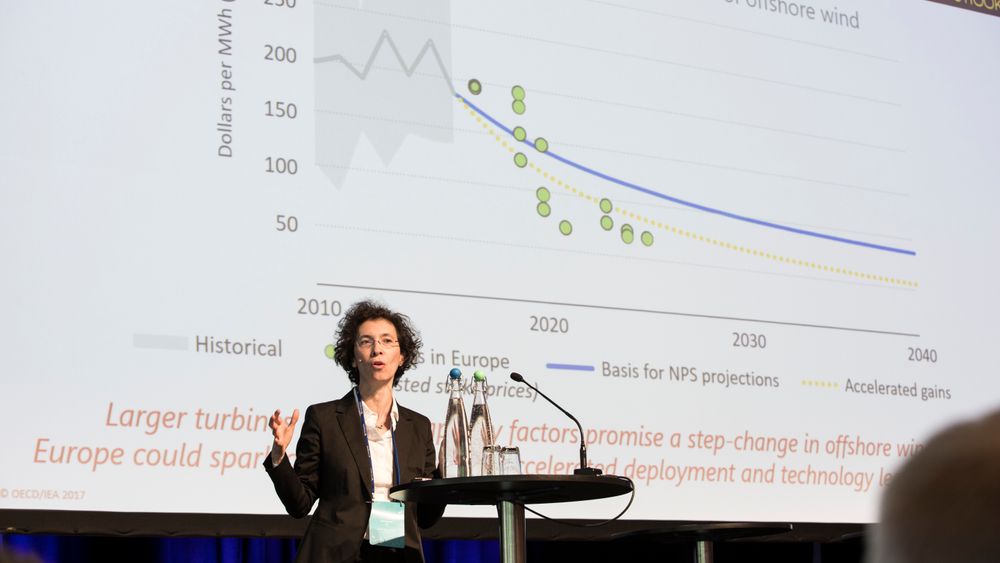Laura Cozzi, co-sjef for New Energy Outlook hos Det internasjonale Energibyrået forklarer på scenen under Energiforskningskonferansen 2018 hvorfor de tror at energiprisen for havvind vil fortsatte å falle raskere enn noen tidligere så for seg.