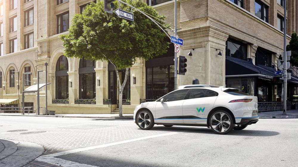 Jaguar I-Pace skal brukes i en flåte med 20.000 selvkjørende biler  fra Waymo.