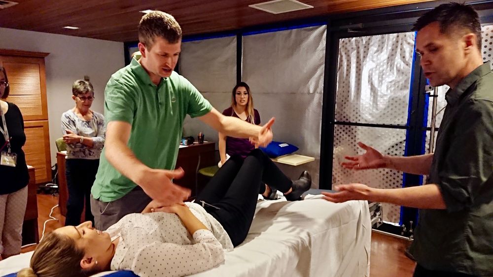 Ably Medicals forskningssjef, Cato Bjørkli (til høyre), gir sykehuspersonell en av oppgavene under brukertesten som nå er i gang i Toronto:  Skift laken mens pasienten er i senga.