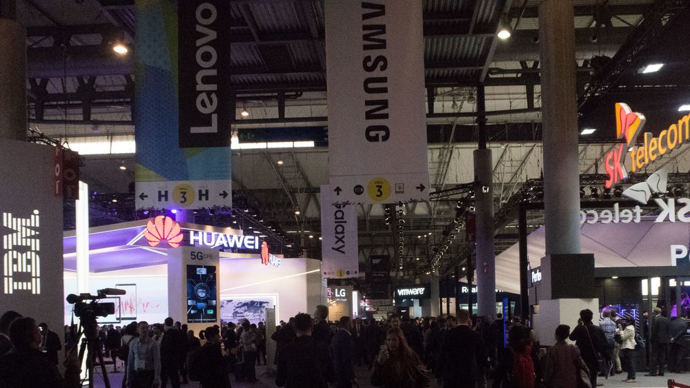 Huawei ser ut til å få støtte hos amerikanske operatører når de nå tar til motmæle mot krefter som ønsker å hindre selskapet i å levere nettverksutstyr til neste generasjons fast- og mobilnett i USA. Bildet er fra en av selskapets utstillinger under Mobile World Congress i Barcelona i februar.