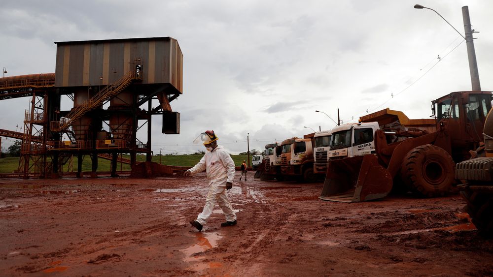 En arbeider går gjennom et avstengt område som er en del av DRS2-bauxitt-avfallslageret i Hydro Alunorte i Brasil.