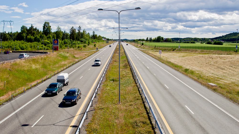 Illustrasjonsbilde fra Kopstad-Gulli på E18 i Vestfold. Her er det i dag fartsgrense på 110 km/t. Nå kan landets første veistrekning med 120 km/t bli realisert.