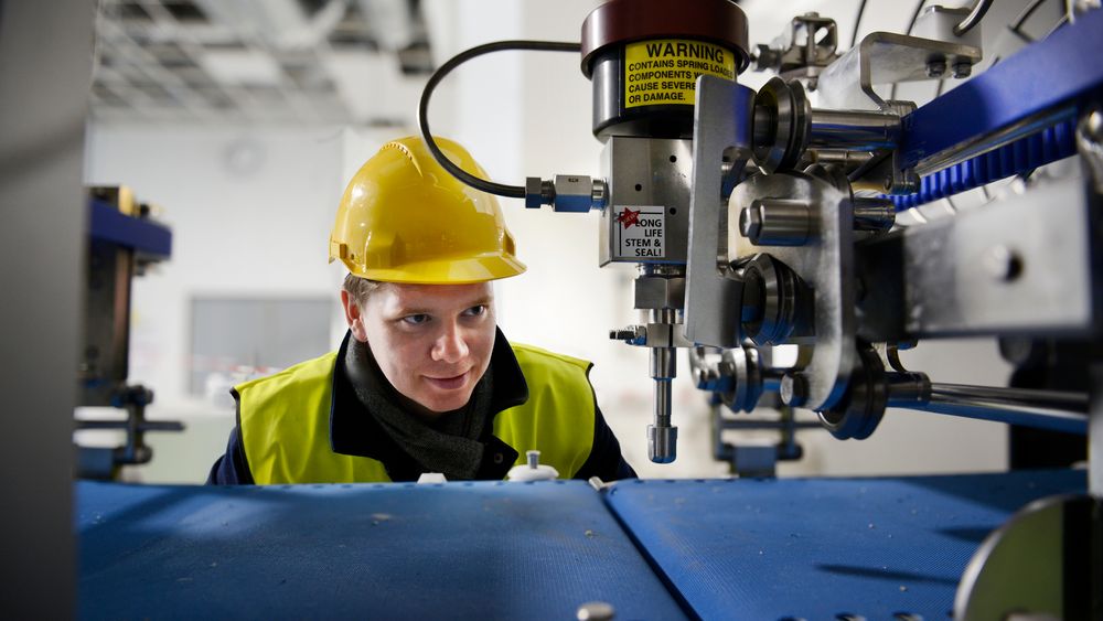 Automatiserer: Martin Rasmussen i Primex Norway er straks klar til å la roboter gjøre jobben man inntil nylig måtte bruke godt trente menneskehender til.