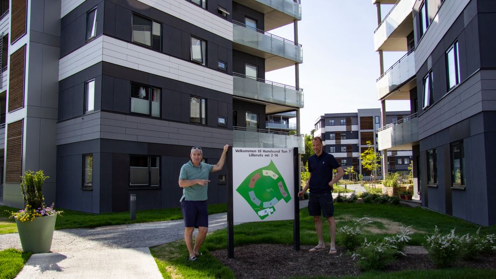 Styreleder Lennart Valner (t.v.) og styremedlem Stein Kamfjord Andersen i Hundsund 10 boligsameie har brukte mye tid på feil og mangler.
