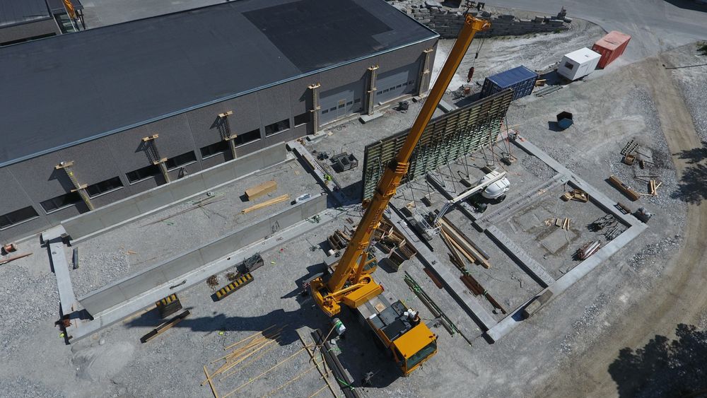 Byggingen av den nye produksjonslinja til Minera Skifer er i gang, og den skal stå ferdig i løpet av høsten.