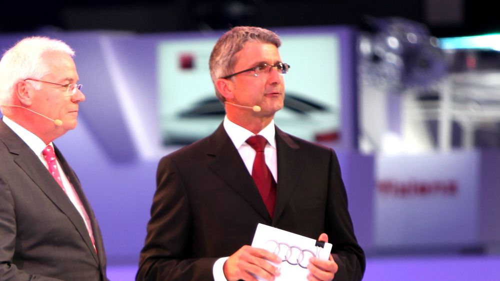 Audi-sjefene Michael Dick (t.v) og Rupert Stadler under en pressekonferanse i Frankfurt i 2009.