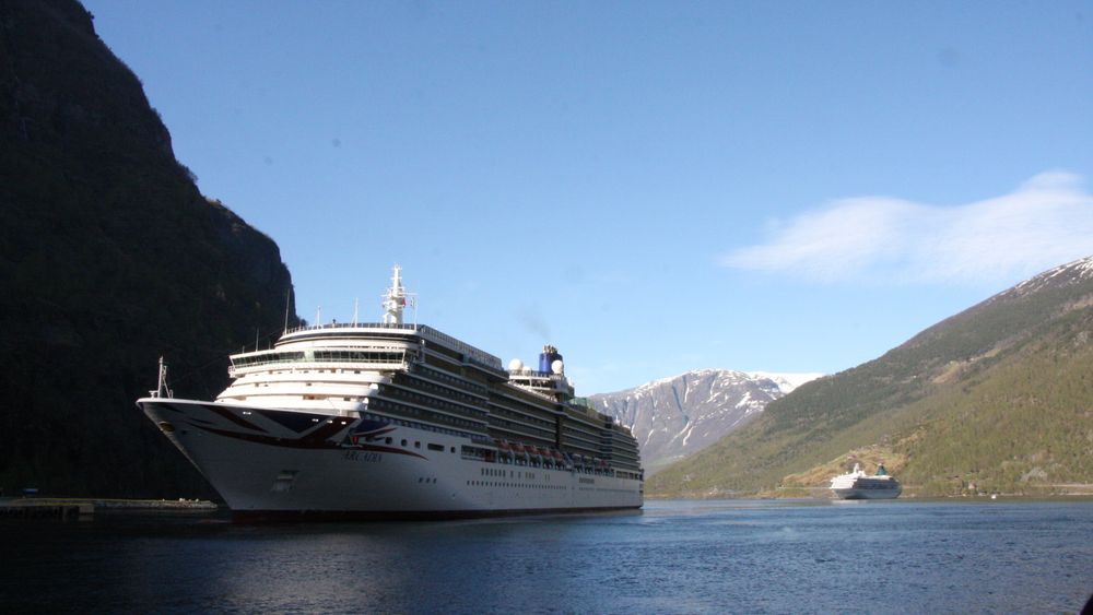 Cruise, cruiseskip, verdensarvfjord, UNESCO. MV Arcadia fra 2004 tilhører Carnivals rederi P&O er her på vei ut fra Flåm. Skipet har seks Wärtsilä dieselmotorer med samlet effekt på 52 MW og sengeplass til drøyt 2000 passasjerer.