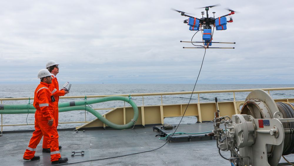 FISKEDRONE: Fartøysjef og gründer Pouyan Hamidiasl og pilot Henning Pedersen på tokt i Nordsjøen. Dronen har et ekkolodd hengende i en kabel under seg.