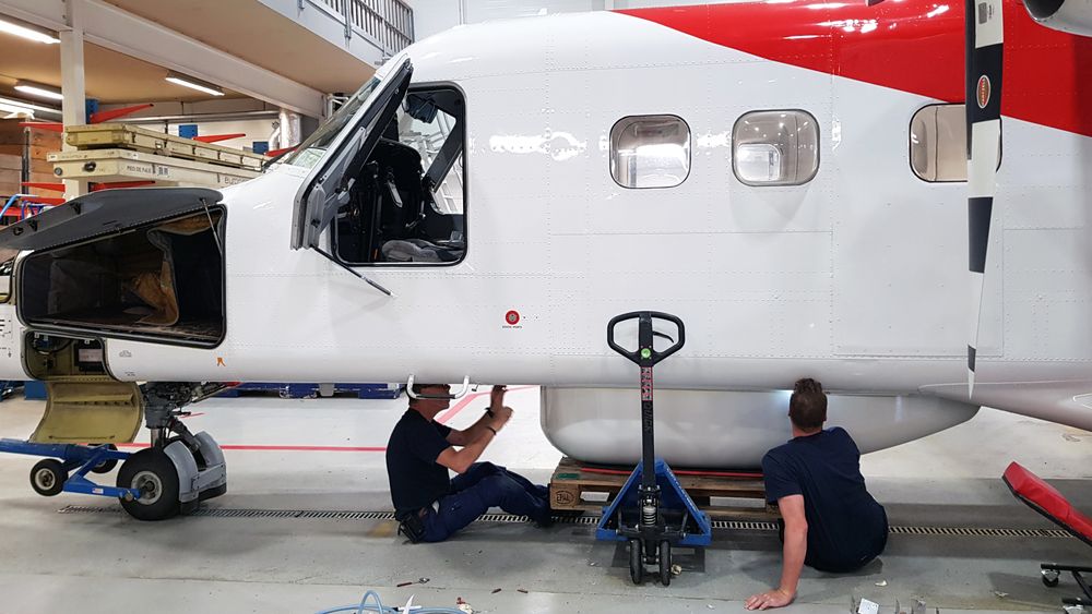 LN-LYR i Lufttransports hangar på Tromsø lufthavn rigges med fjernmålingssensorer og ekstra kommunikasjonsutstyr.