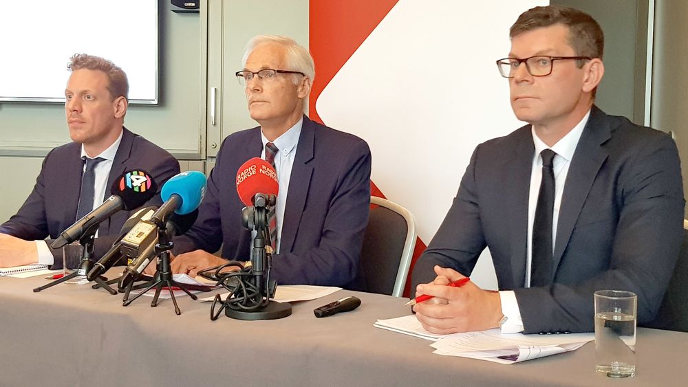 Konkurransetilsynet og direktør Lars Sørgard (i midten) har ilagt Telenor et gebyr på 788 millioner kroner. Bildet er fra pressekonferansen torsdag 21. juni 2018 og Sørgard er flankert av prosjektleder Magnus Friis Reitan (til venstre) og avdelingsdirektør Gjermund Nese.