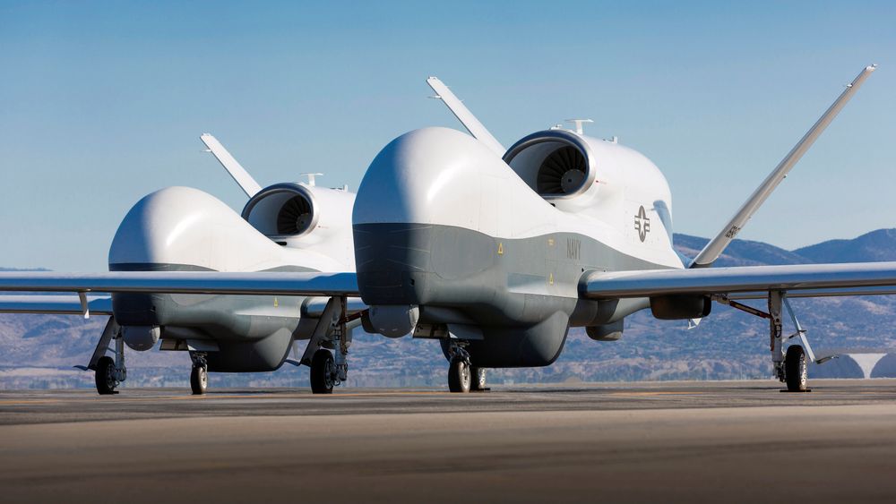 To Northrop Grumman MQ-4C Triton-droner.
