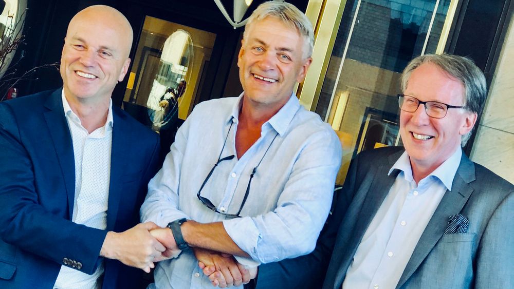 Erik Espeset, konsernsjef i Tafjord, Gunnar Evensen, administrerende direktør i Get TDC og Gunnar Hareide, administrerende direktør i Tafjord marked etter at avtalen om leveranse av TV og bredbånd i Tafjord-fiberen var signert.