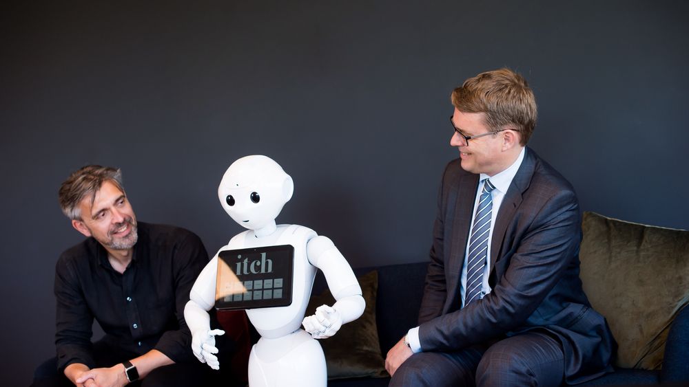 Robotvenner: Advokat og partner i Brækhus, Christian Bendiksen(t.h.) og CEO i Itch, Eirik Norman Hansen, har sammen skrevet en kronikk om eierskap og ansvar for kunstig intelligens – her med roboten Pepper.
