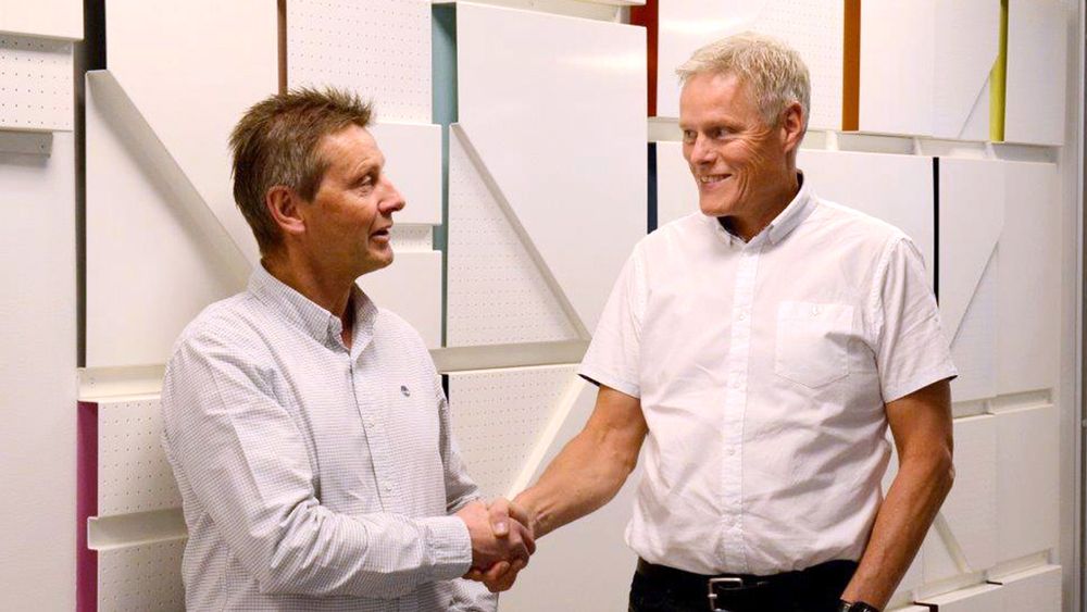 Her går starten på en ny fibermodell for norske OBOS-lag. Bjørn Isaksen, daglig leder i OpenNet og Morten Aagenæs, konserndirektør i OBOS har inngått oppkjøpsavtalen som legger grunnlag for at OBOS blir fiberleverandør med egen infrastruktur.