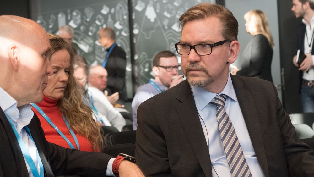 Her ser vi Telenors "prosjekt-eier", forskningssjef Patrick Waldemar til høyre, i samtale med teknisk direktør Paul Scanlan i Huawei - også en av deltakerne i EUs 5G-prosjekt.