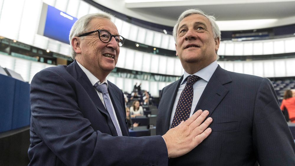 EU-kommisjonens president Jean-Claude Juncker sammen med EU-parlamentets president Antonio Tajani i EU-parlamentet i Strasbourg.
