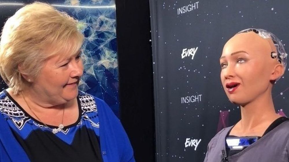 Erna Solberg i samtale med roboten Sophia under en Evry-konferanse tidligere i år.