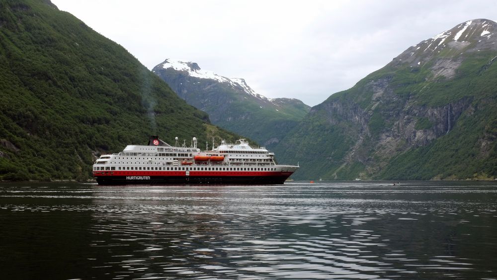 Hurtigruta Finnmarken i Geirangerfjorden.