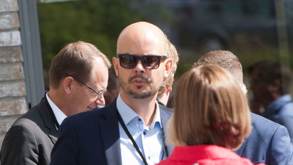 Frekvensdirektør John-Eivind Velure i Nasjonal kommunikasjonsmyndighet har sendt ut et høringsdokument for tildeling av ressurser i 700 MHz- og 2,1 GHz-båndene som blant mye annet omtaler muligheten for å få nye aktører inn i mobilmarkedet.