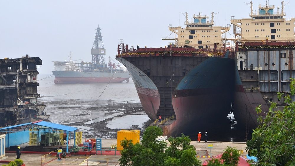 Skraping av skip eid av Maersk i Alang, India. Maersk mener avhending av skip kan skje på ansvarlige måter i India.
