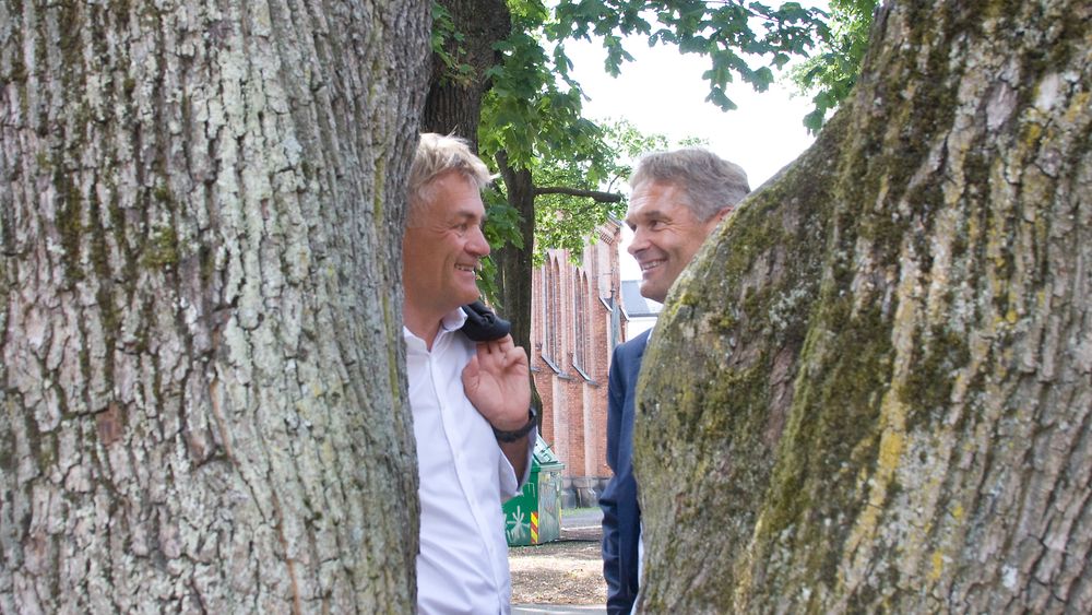 Konkurransetilsynet ga Telia, her ved norgssjef Abraham Foss (til høyre) tillatelse til å kjøpe Get TDC, som er ledet av Gunnar Evensen (til venstre). Bildet er tatt etter pressekonferansen da Telias oppkjøp av Get TDC ble kunngjort 17. juli 2018.