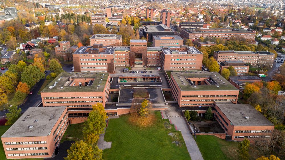 Universitetet i Oslo sett fra sørsiden av området. Over tre år etter at regjeringen lanserte studentboligsatsingen, mangler det fortsatt 14.000 studentboliger for å nå målet i satsingen, ifølge NSO.