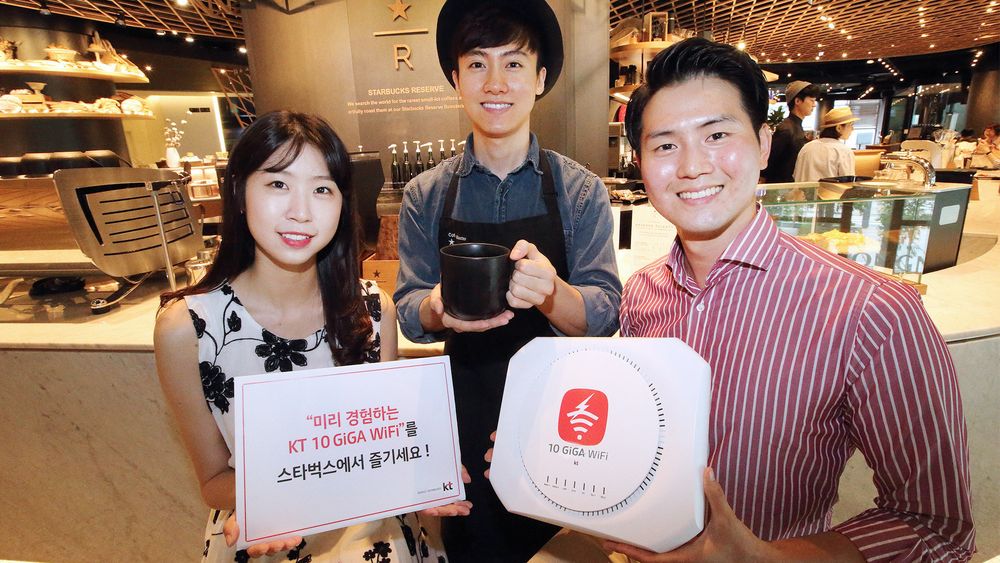 Starbucks Reserve-kaffebaren i Jongno Tower i Seoul sentrum er blant de første som tar i bruk KTs nye 10 GiGA WiFi-tjeneste.