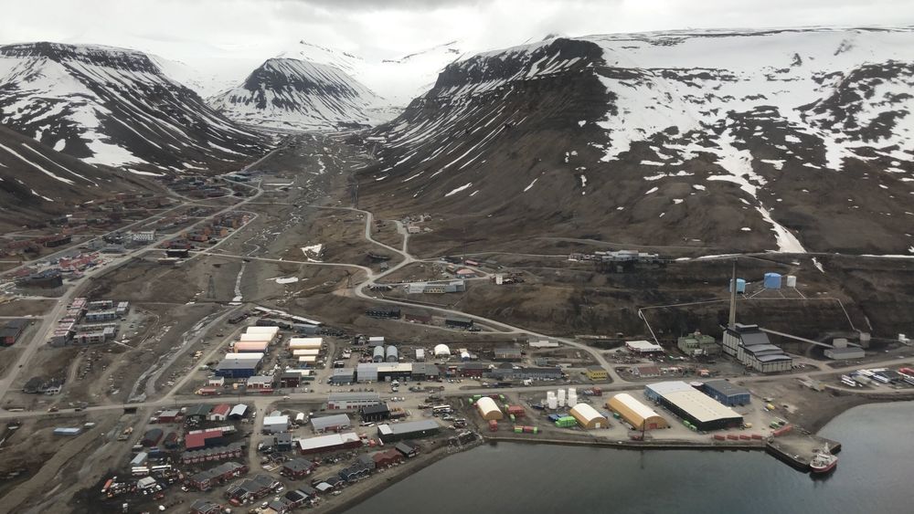 Kullkraftverket (til høyre i bildet) skaffer både strøm og varme til Longyearbyen. Kulldrift skal erstattes av mer miljøvennlig energibærer. Valget av alternativ er ikke tatt ennå. 