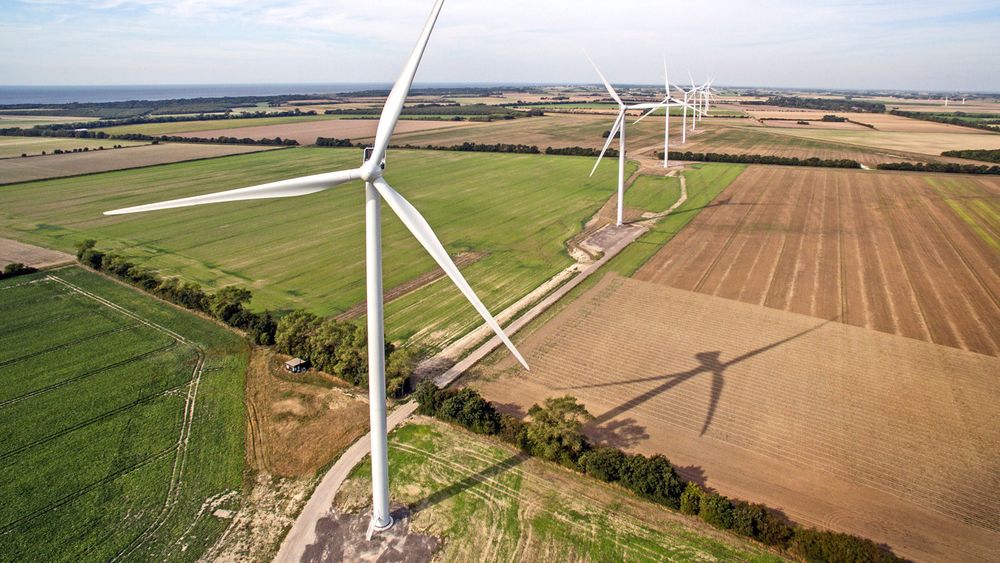 Det danske energiforliket legger tak på den aller billigste grønne strømmen – de landbaserte vindmøllene. Det gjør den grønne omstillingen dyrere, konstaterer energiforsker. Illustrasjonsbilde fra den danske vindparken Rødby Fjord.