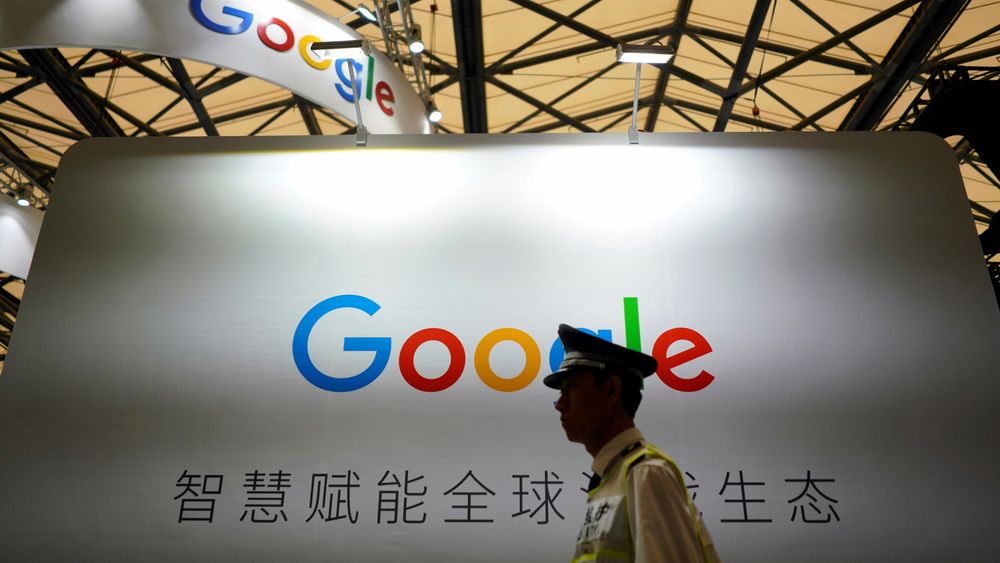 Illustrasjonsbilde: En kinesisk vakt går foran et Google-skilt under China Digital Entertainment Expo and Conference i Shanghai, Kina, den 3. august 2018.