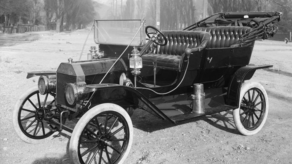 En 1910 Ford modell T, fotografert i Salt Lake City, Utah, USA. Bildet skulle brukes til en reklame.