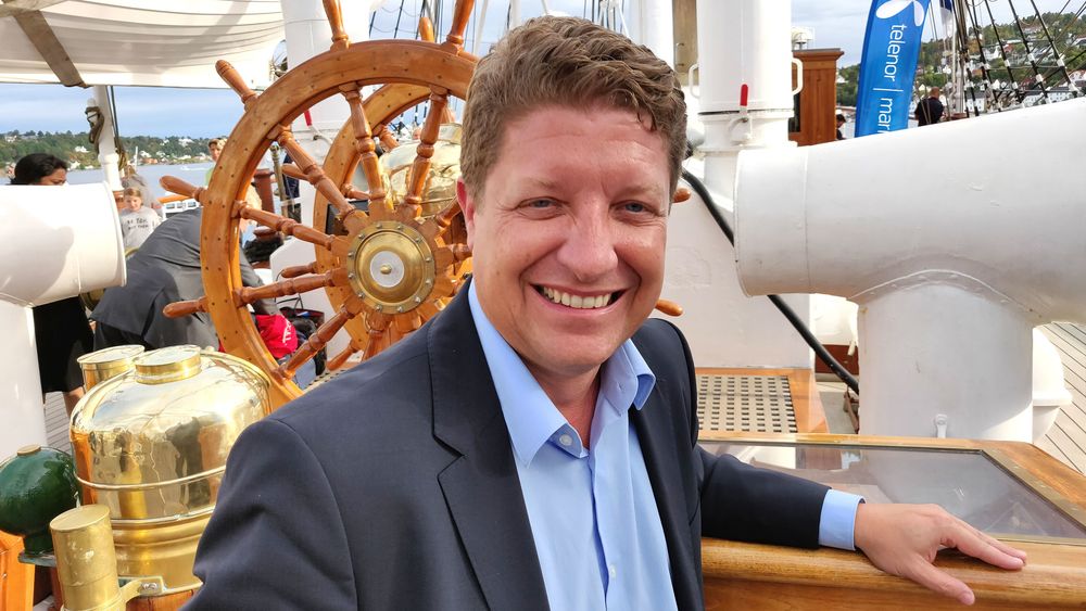 Administrerende direktør Frode Støldal presenterte bruken av radiolinje til ferge-kommunikasjon ombord på seilskipet Statsraad Lehmkuhl i Arendal Havn under Arendalsuka.