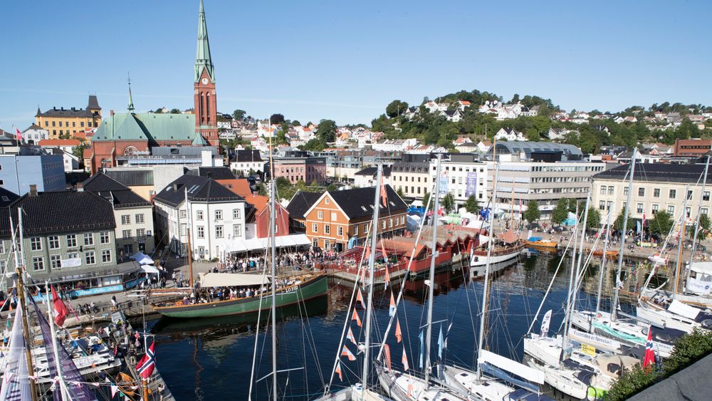 Under Arendalsuka er det flere hundre forskjellige stands fra forskjellige politiske partier, organisasjoner osv som har samlet seg i Arendal sentrum. Bildet er fra 2017.