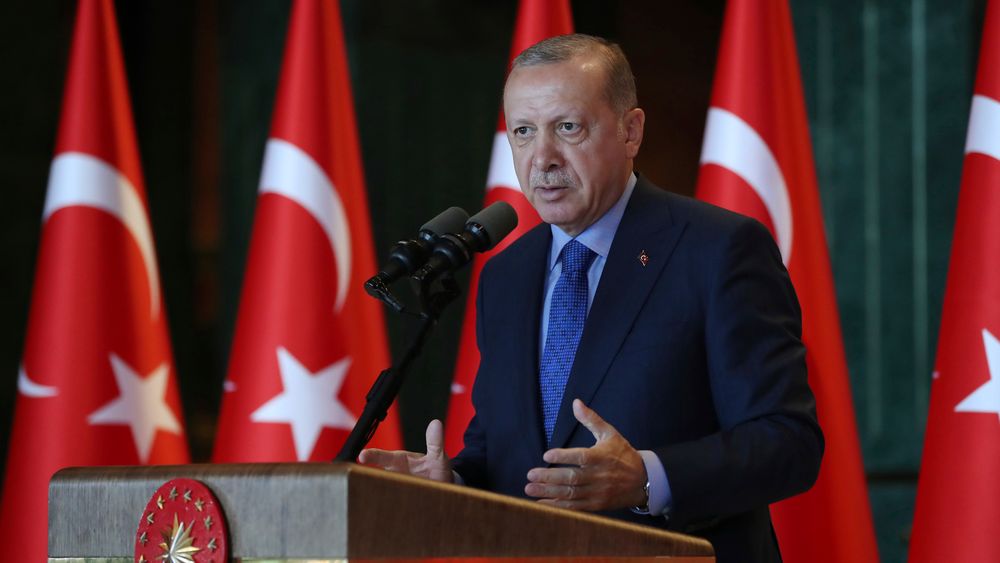 Tyrkias president Recep Tayyip Erdogan har reagert kraftig på USAs straffetiltak mot landet. Konflikten har sin bakgrunn i fengslingen av en amerikansk pastor i Tyrkia.