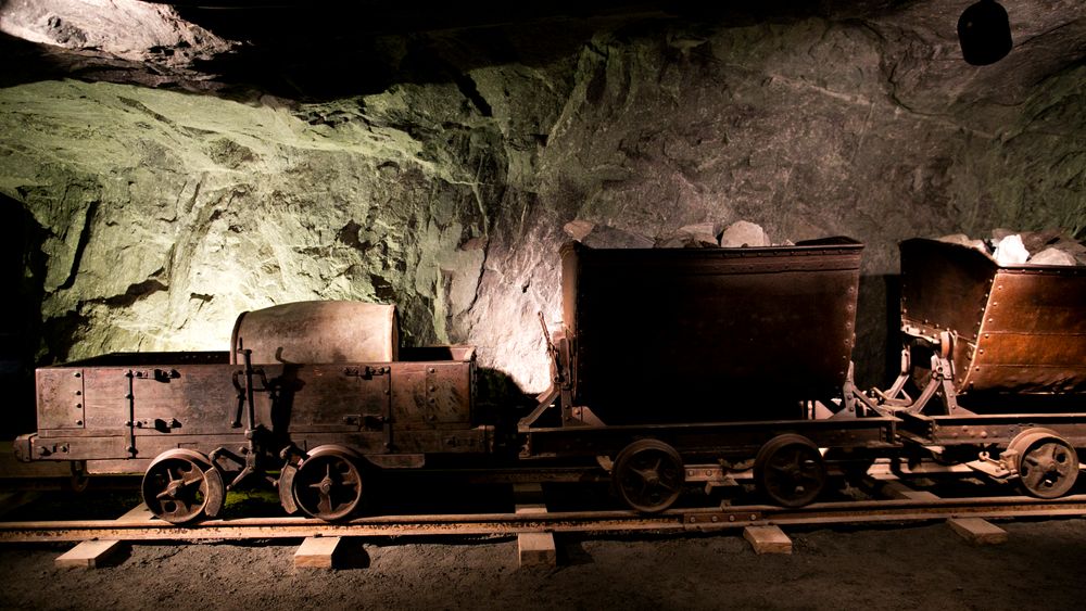 Sølvgruvene i Kongsberg (bildet), Sam Eydes indtustrieventyr og petroleumsindustrienfikk alle betydelig og avgjørende oppstartshjelp utenfra. Noe som igjen la grunnlaget for utvikling av nasjonale industrier og virksomheter. 