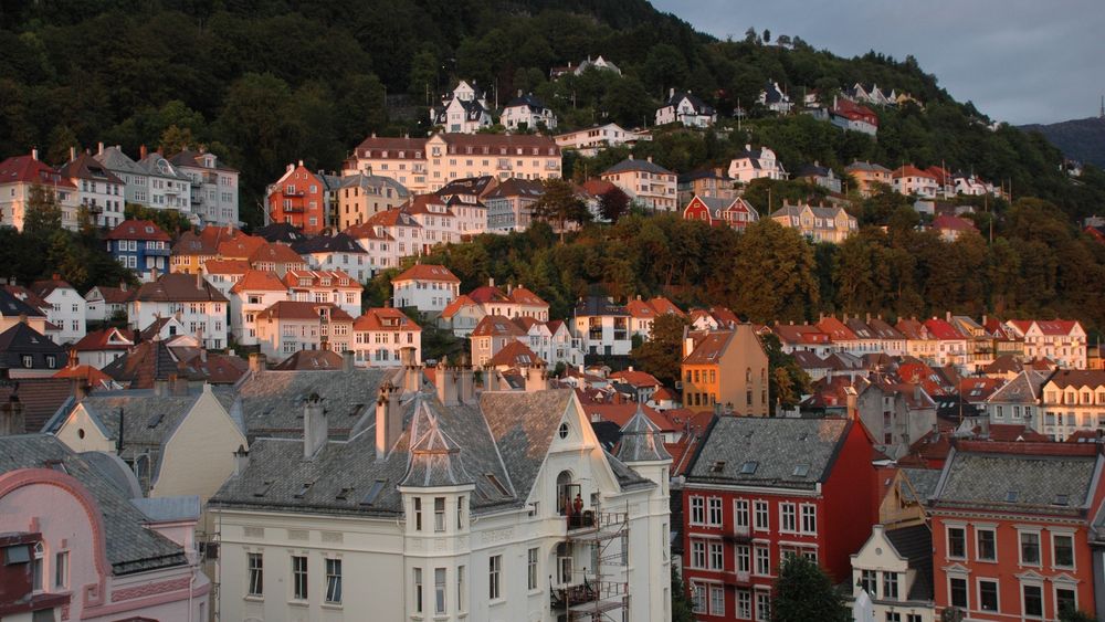 houses-on-the-hill-in-bergen-norway