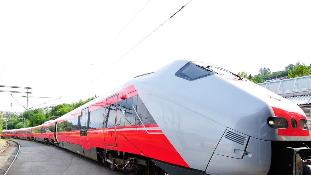 Det er høyst varierende hva slags mobildekning eller nett-tilbud du får om bord i norske tog. Om noen år kan situasjonen være bedre - kanskje.