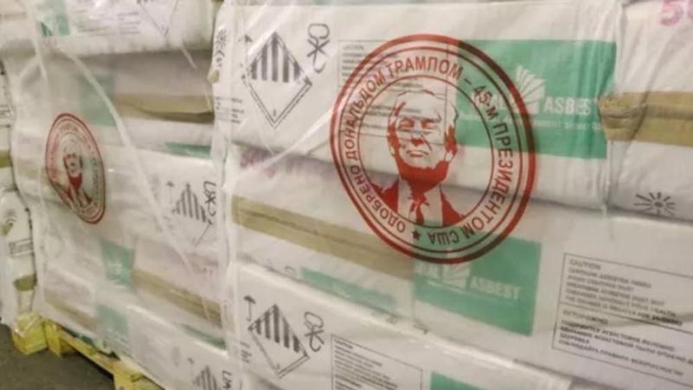 «Godkjent av Donald Trump, den 45. President i Amerikas forente stater», står det nå på pakkene med asbest som Uralasbest sender til USA. 