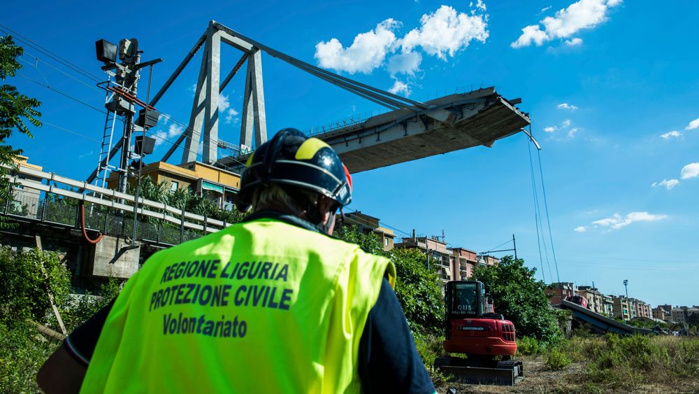 En arbeider inspiserer området rund Morandi-broen i Genova, som raste sammen tirsdag forrige uke.