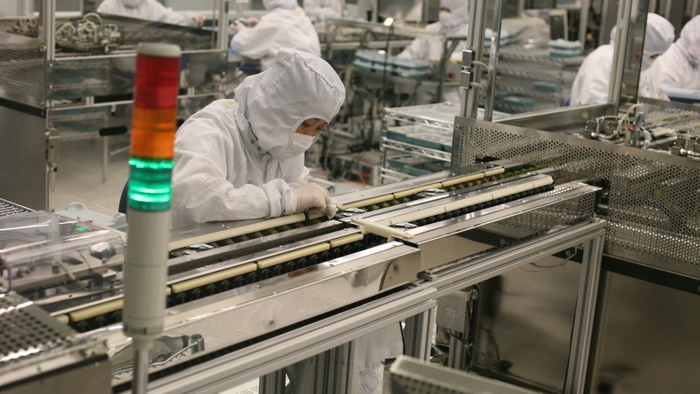 Bilde fra Seagates fabrikk i Kina. Her fra ett av de sterile produksjonsrommene. Illustrasjonsfoto.