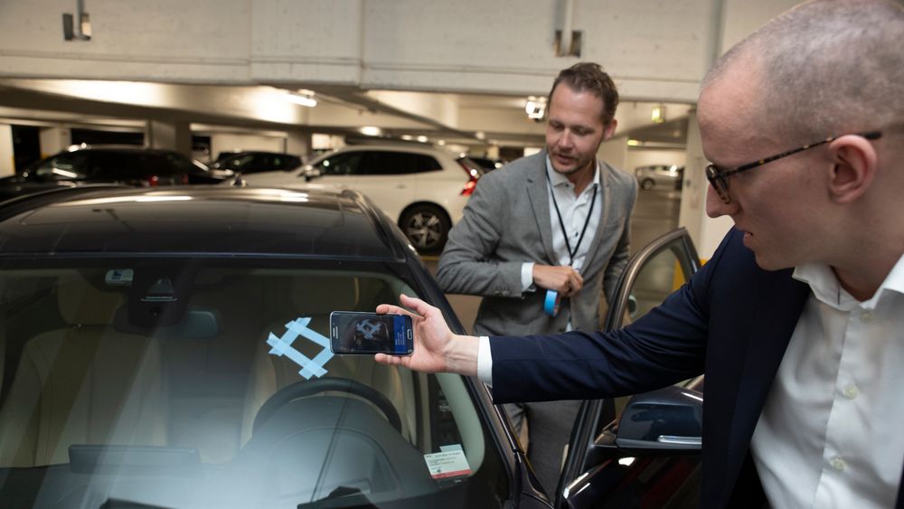 Tellef (en backend-løsning – ikke en mobilapp!) er trent opp til å indikere om en glasskade er riktig merket og dokumentert etter gjeldende krav. Senere vil han kanskje lære å oppdage hvor på ruta skaden har skjedd, og indikere om glasset kan repareres eller må byttes ut.