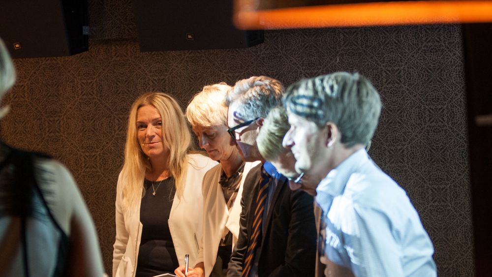 Lyse Tele-direktør Toril Nag, Elisabeth Lier Haugseth i Forbrukertilsynet, Datatilsynets leder Bjørn Erik Thon, statssekretær Sveinung Rotevatn (V) og Forbrukerrådets Finn Myrstad debatterte sikkerhet for tingenes Internett under Arendalsuka, etter at den vennligsinnede hackeren Ken Munro innledet om emnet.