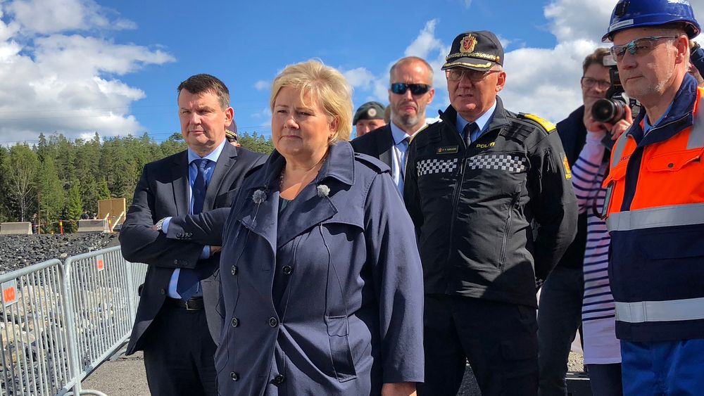 Statsminister Erna Solberg sammen med justis-, beredskaps- og innvandringsminister Tor Mikkel Wara, politidirektør Reidar Humlegård og Jonny Hermansen, prosjektleder i Skanska. 