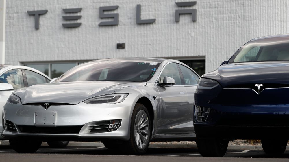 Saudi-Arabias oljefond har kjøpt 5 prosent av Tesla, men elbilprodusenten blir ikke tatt av børs, slik eieren Elon Musk antydet tidligere i måneden.