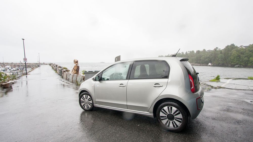 Volkswagen e-Up ute en regnværsdag.